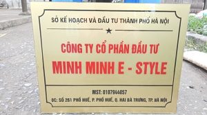 Biển hiệu Mica phun sơn 2 mặt