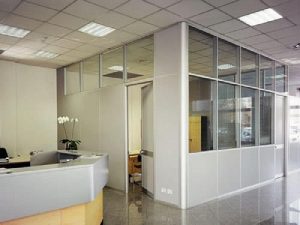 Mẫu vách ngăn trên kính dưới nhôm lá