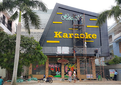 Mẫu biển hiệu karaoke - bar thường có kích thước cực lớn và nhiều màu sắc