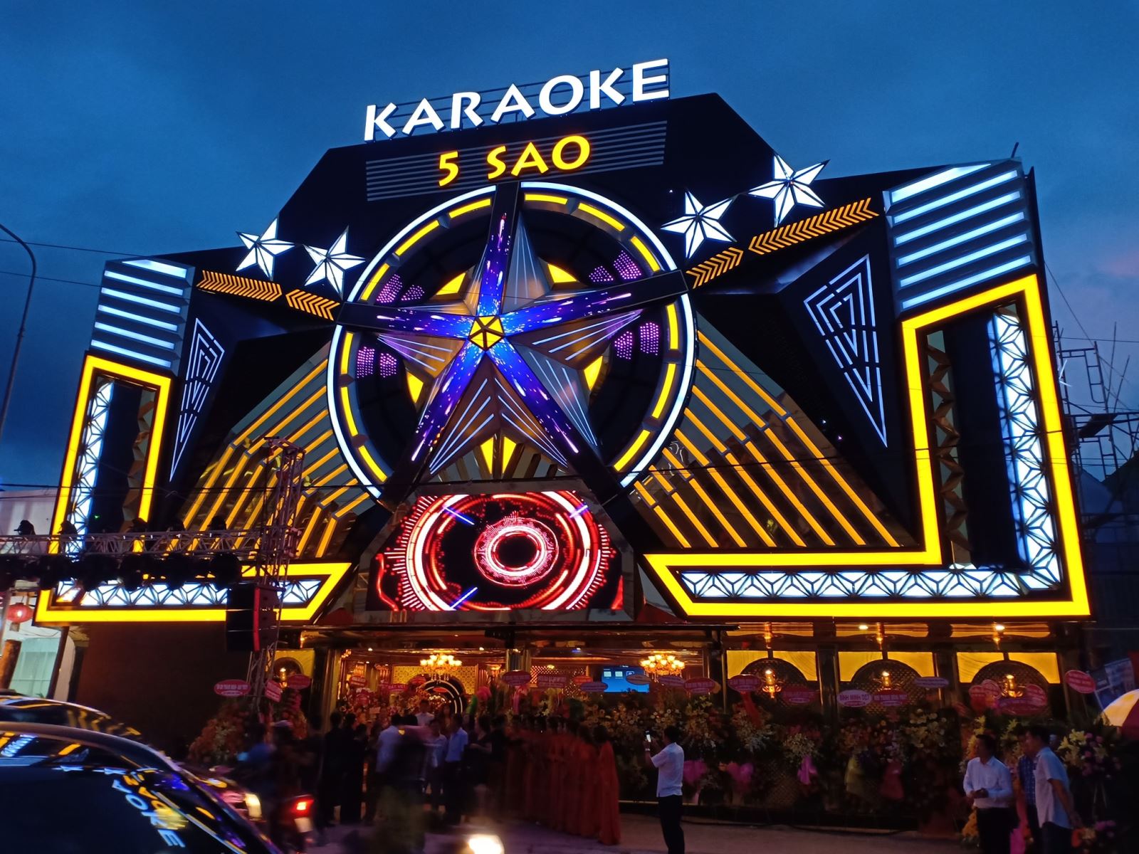 Bảng quảng cáo karaoke - bar còn kết hợp với đèn led tạo hiệu ứng ấn tượng