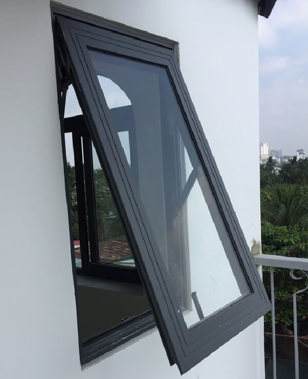 Mẫu cửa sổ nhôm kính mở hất giúp ngăn chặn tác động của mưa gió