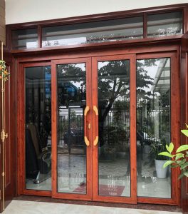 Mẫu cửa kính cường lực đẹp khung gỗ 4 cánh