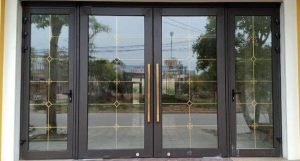 Mẫu cửa kính cường lực khung nhôm mở quay﻿