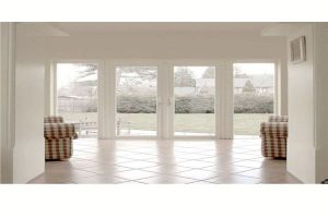 Mẫu cửa nhôm hệ 1000 đẹp kính 10mm﻿