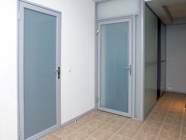 Cửa nhôm phòng ngủ kính mờ giúp tăng cường sự riêng tư