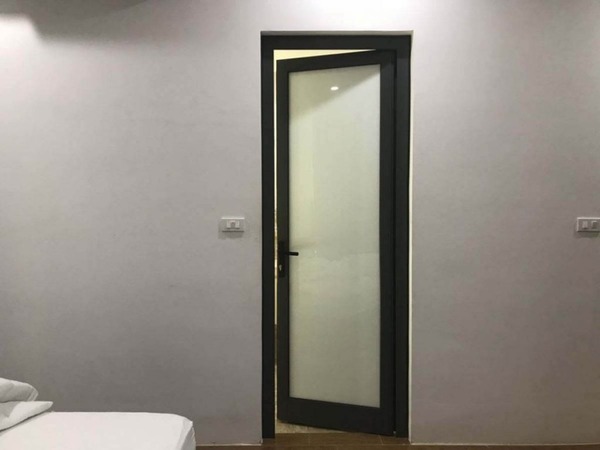 Mẫu cửa nhôm kính mở quay cho phòng ngủ
