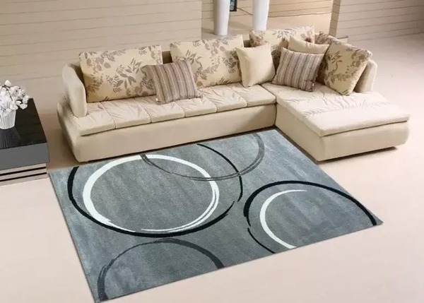 Chiều dài thảm gần bằng sofa phù hợp với không gian hạn chế