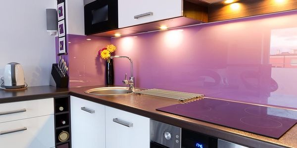 Kính cường lực màu hồng dành cho khu vực bếp