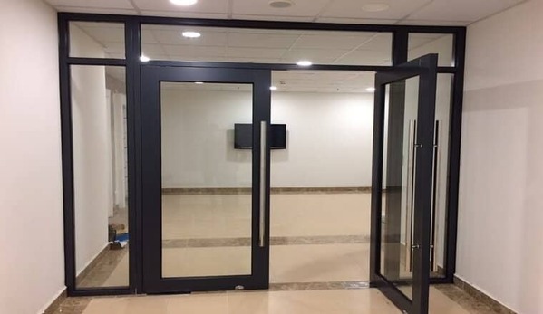 Mẫu cửa nhôm kính mở quay trong trung tâm thương mại