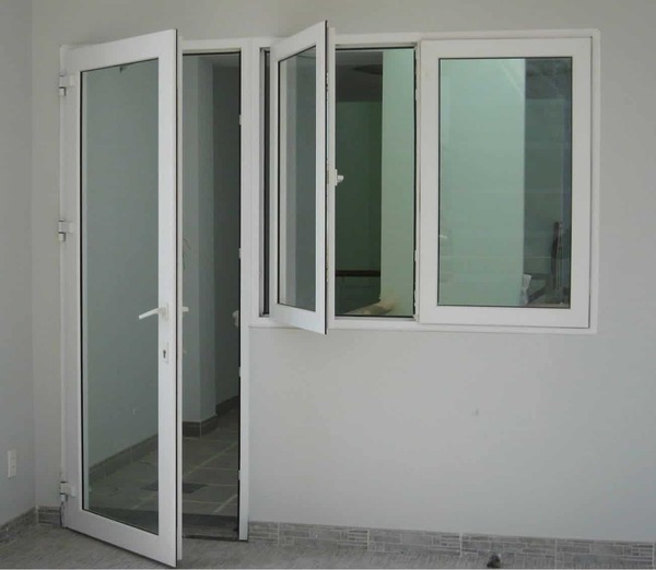 Mẫu cửa nhôm kính mẹ bồng con tông trắng phù hợp với mọi không gian