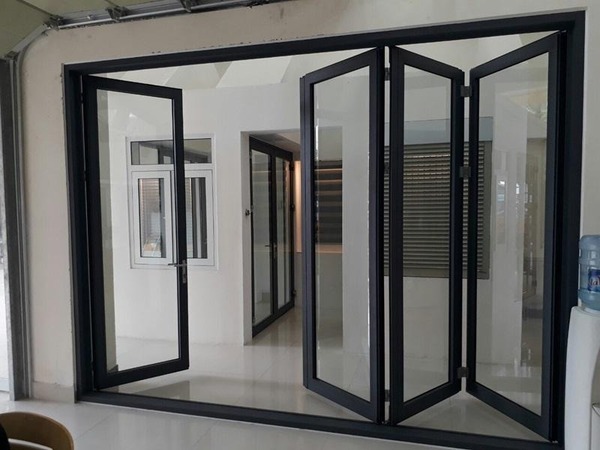 Cửa nhôm kính mở gập giúp tối ưu cho không gian hiện đại 