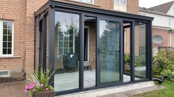 Mẫu cửa nhôm phòng khách cửa lùa 3 cánh sang trọng
